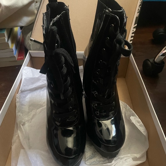 Diva Lounge Boots - Picture 3 of 10